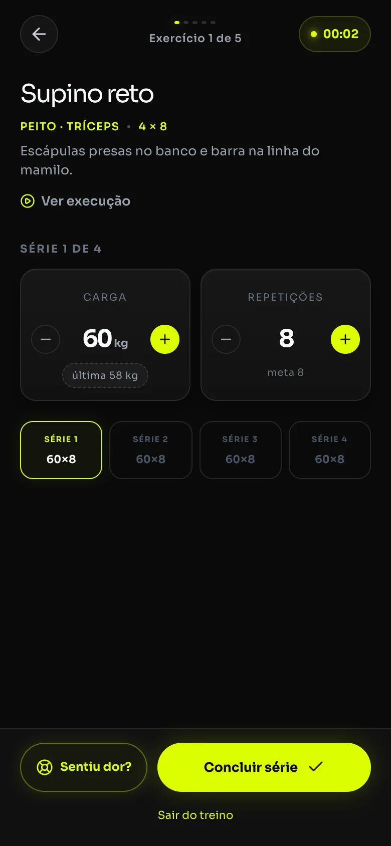 Treino em andamento no app da Strongy: supino reto, série 1 de 4, carga 60 kg